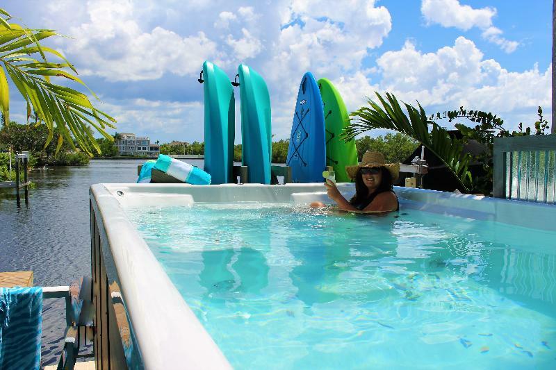 Latitude 26 Waterfront Boutique Resort - ボニータ・スプリングス エクステリア 写真